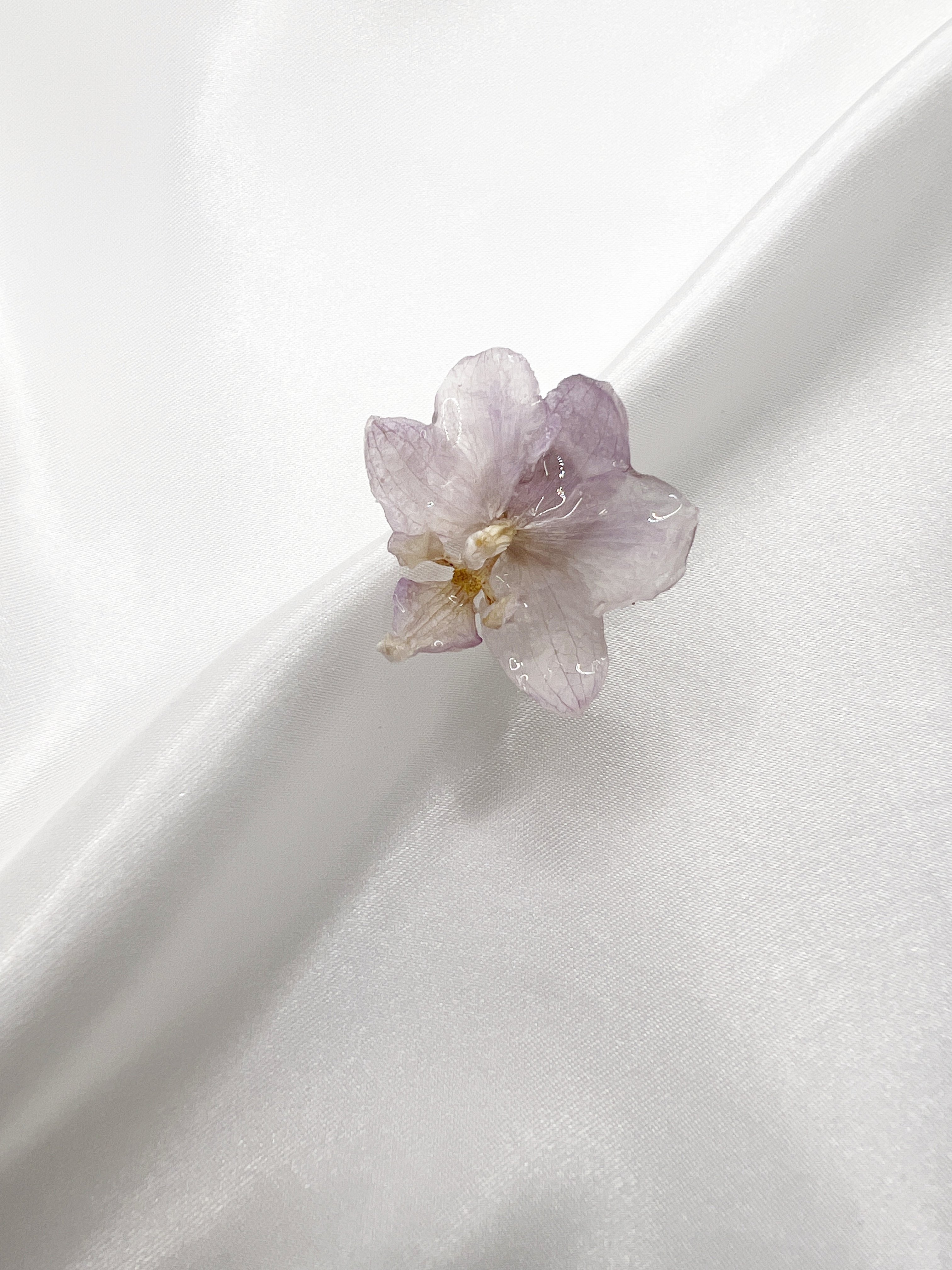 Prsten s fialovou orchidejí