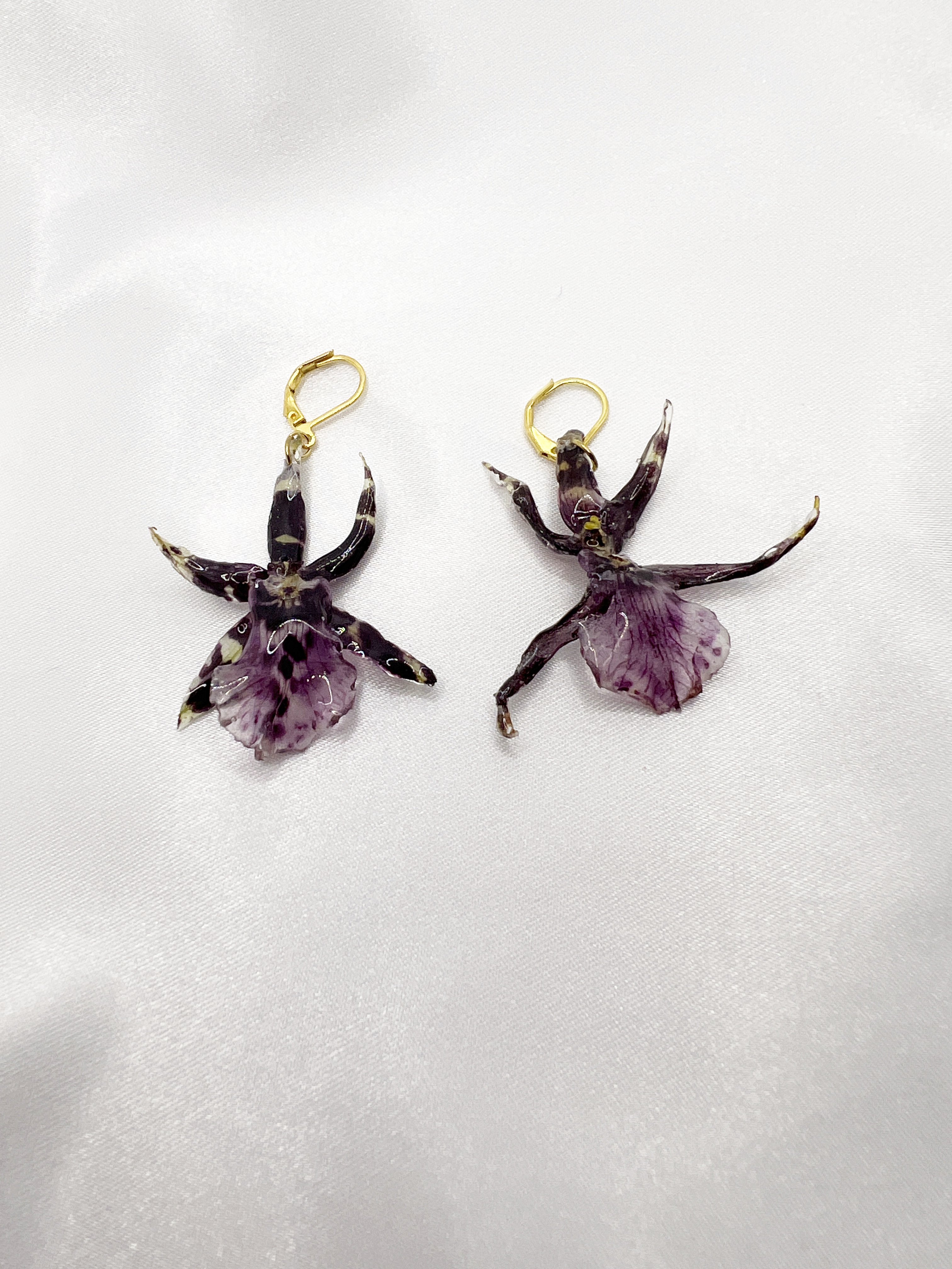 Náušnice se strakatou orchidejí