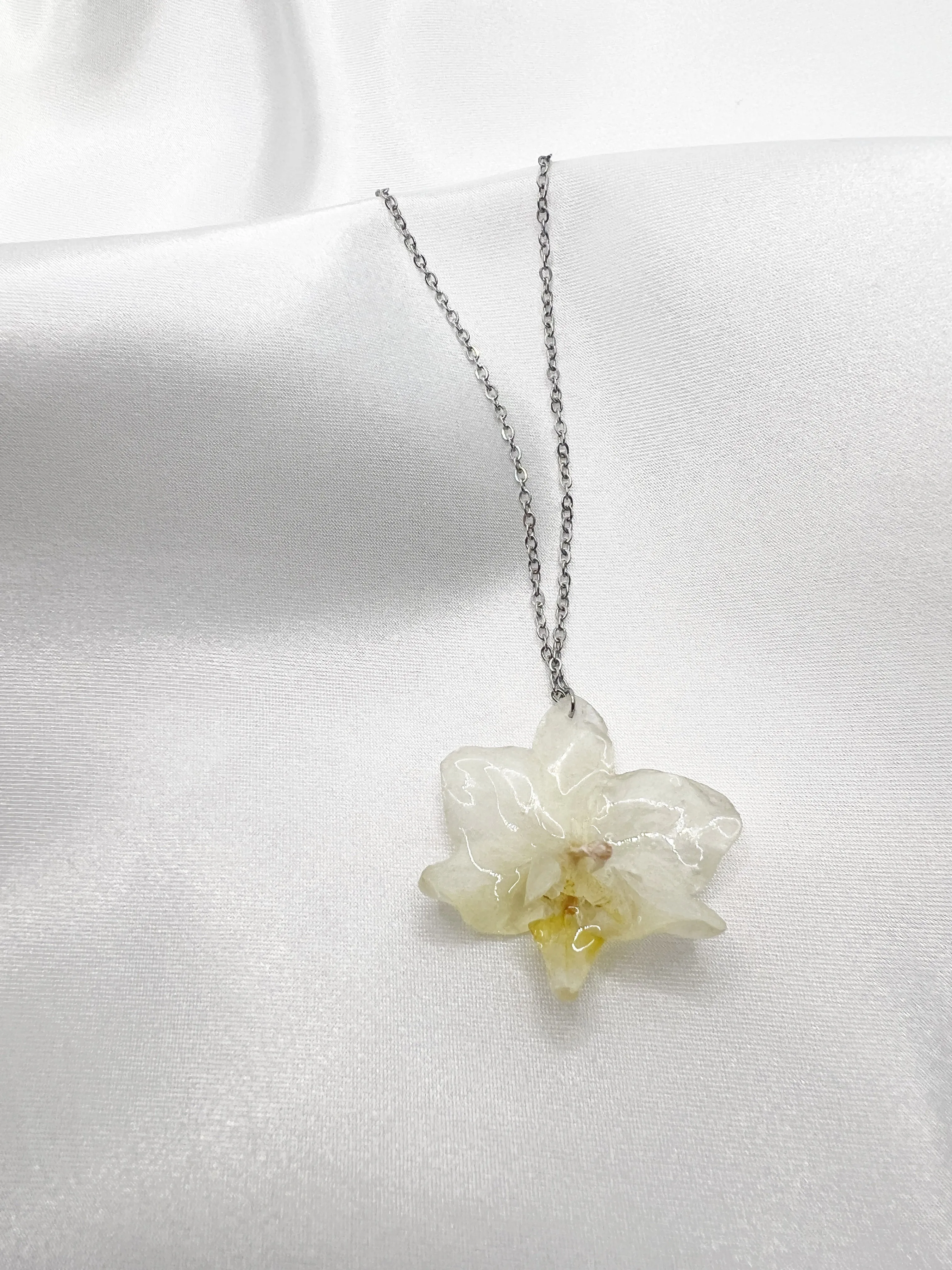 Náhrdelník s bílou orchidejí