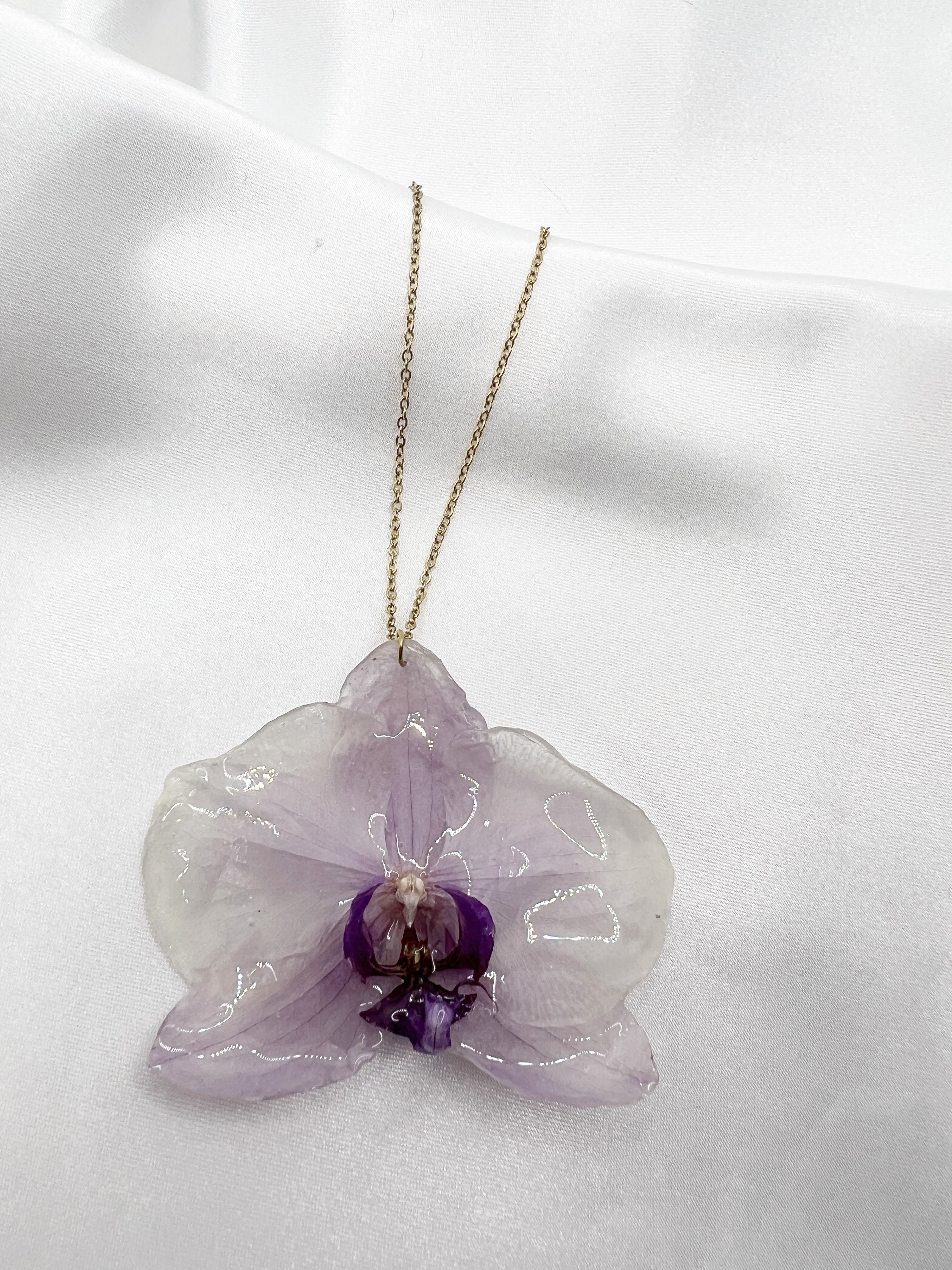 Náhrdelník s fialovou orchidejí