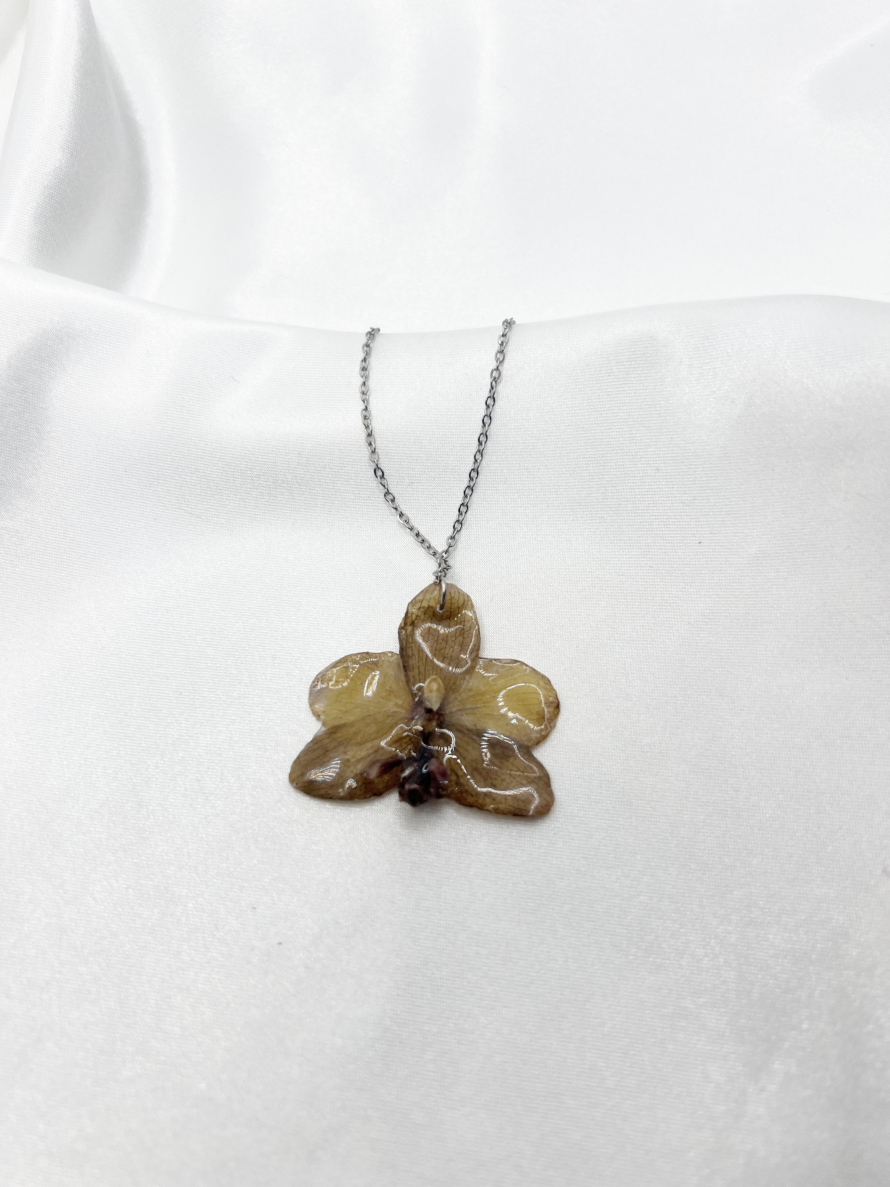 Náhrdelník s hnědou orchidejí