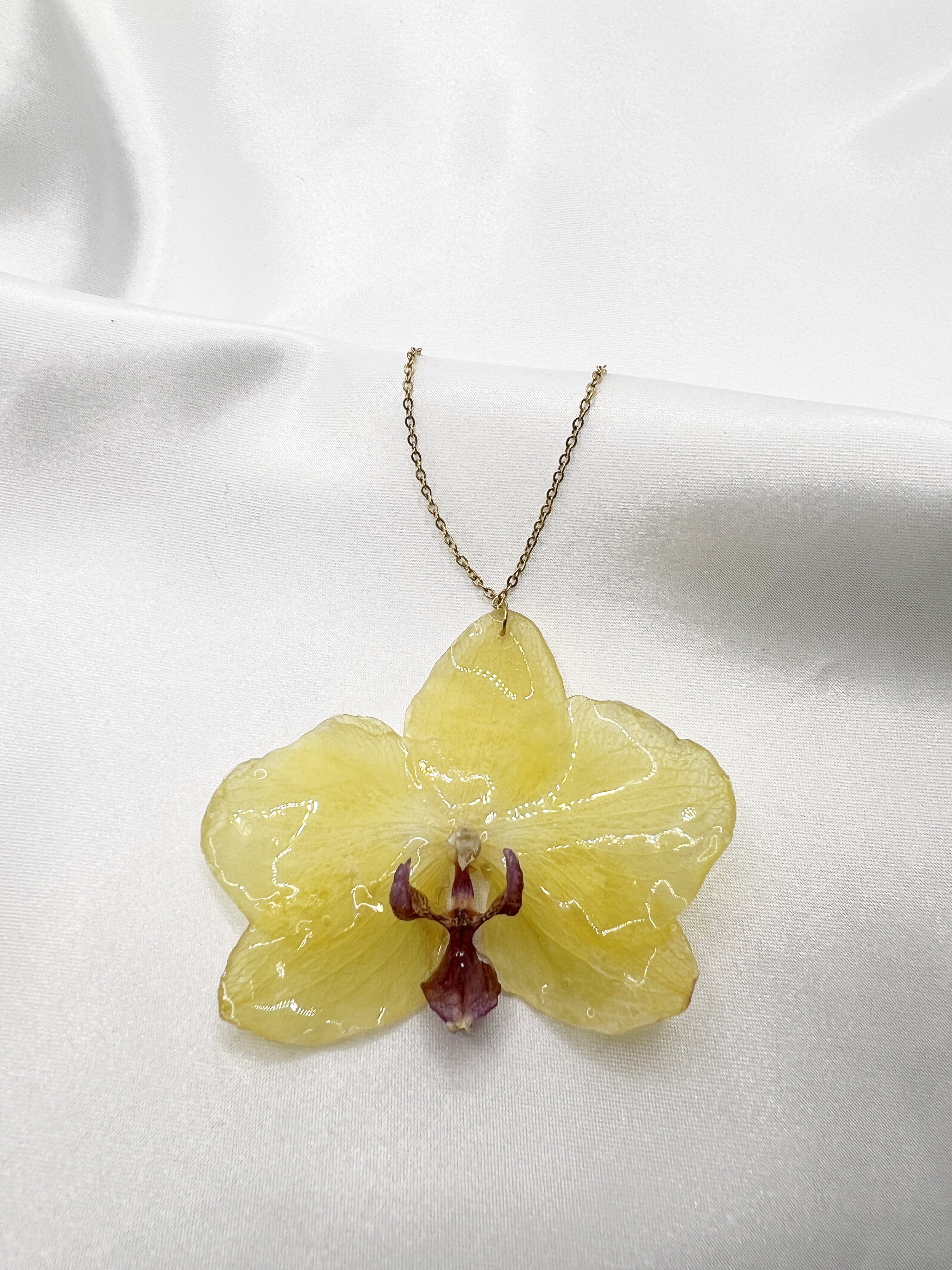 Náhrdelník se žlutou orchidejí