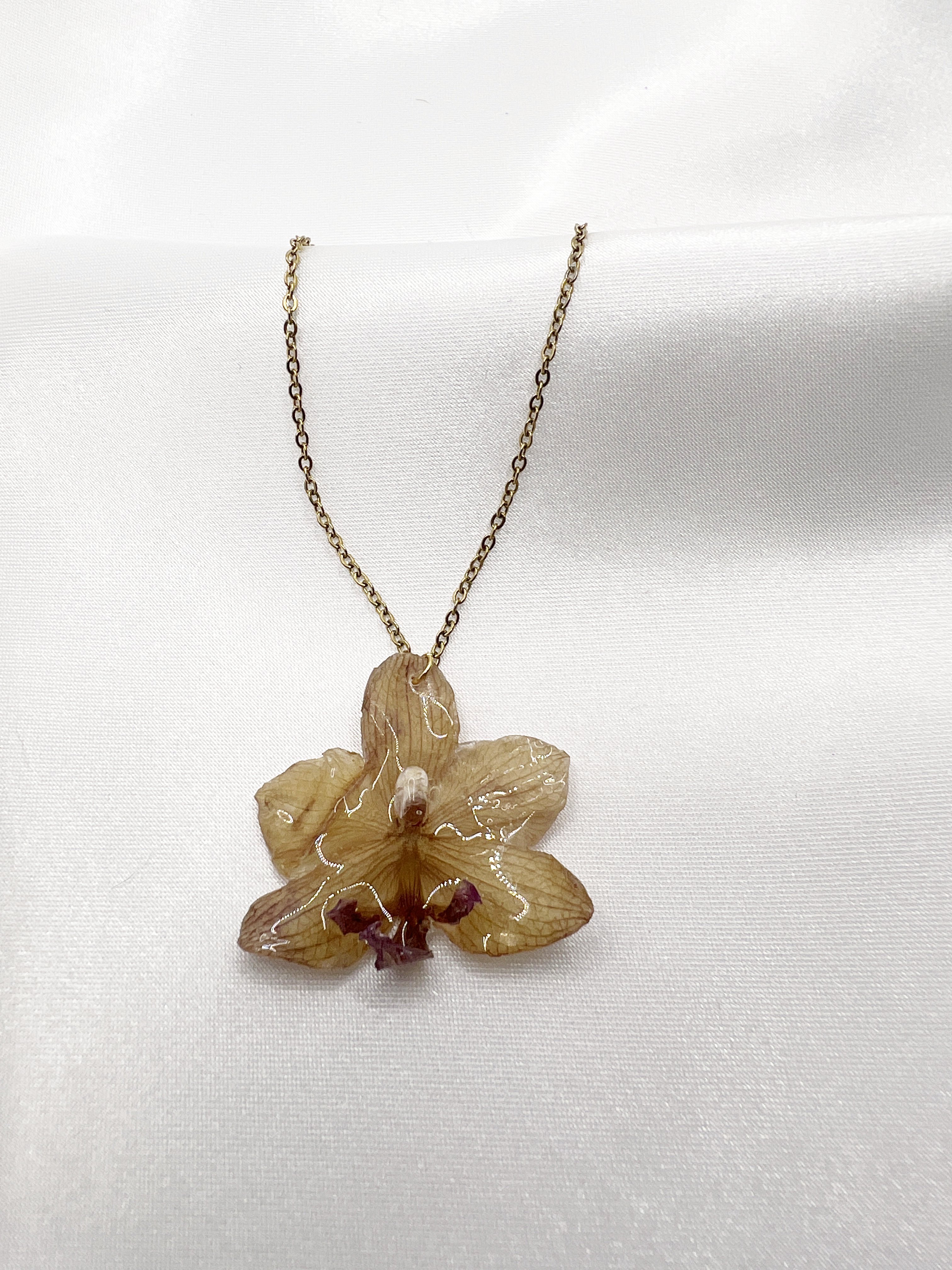 Náhrdelník s vínovou orchidjeí