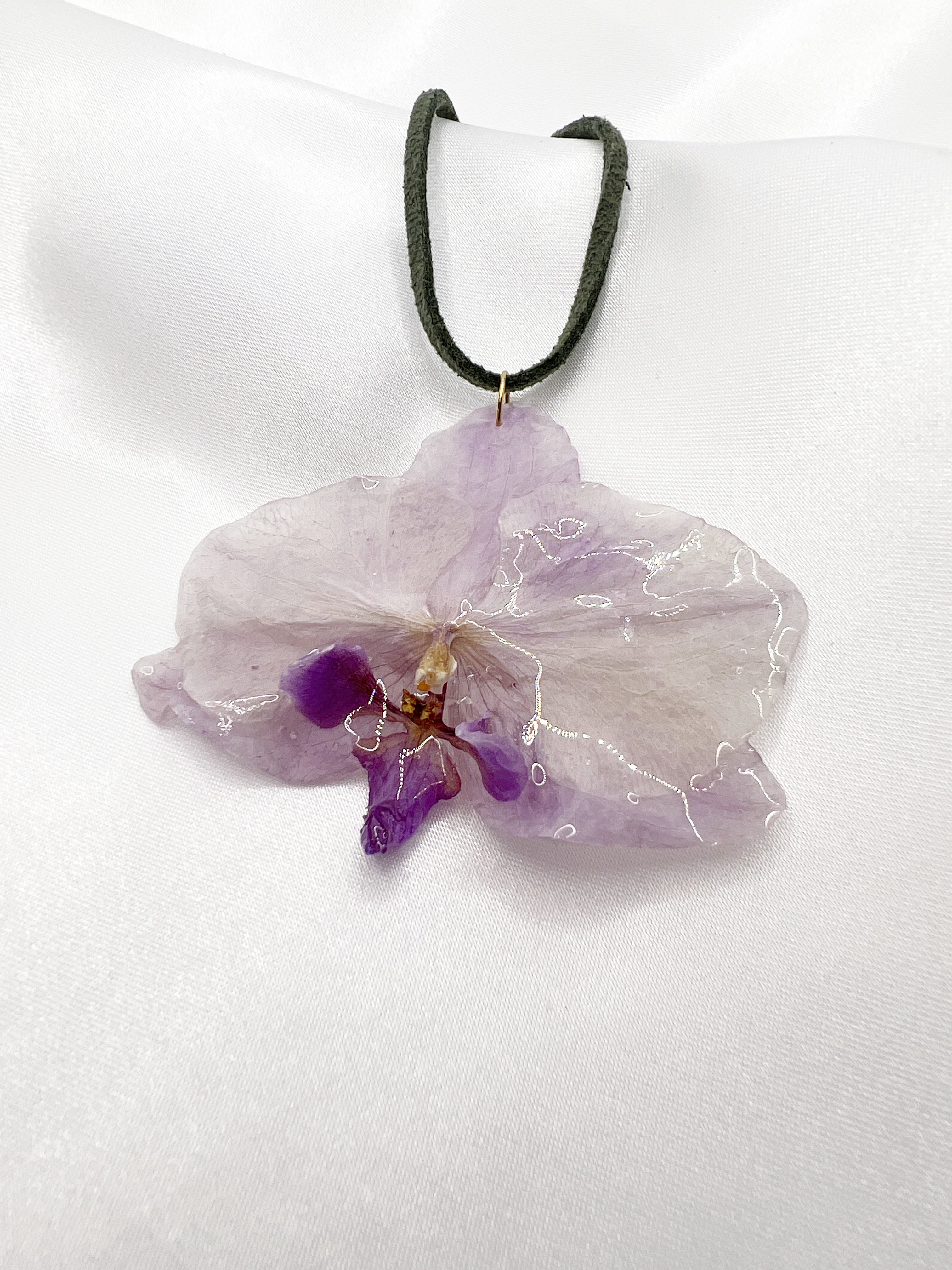 Náhrdelník s fialovou orchidejí