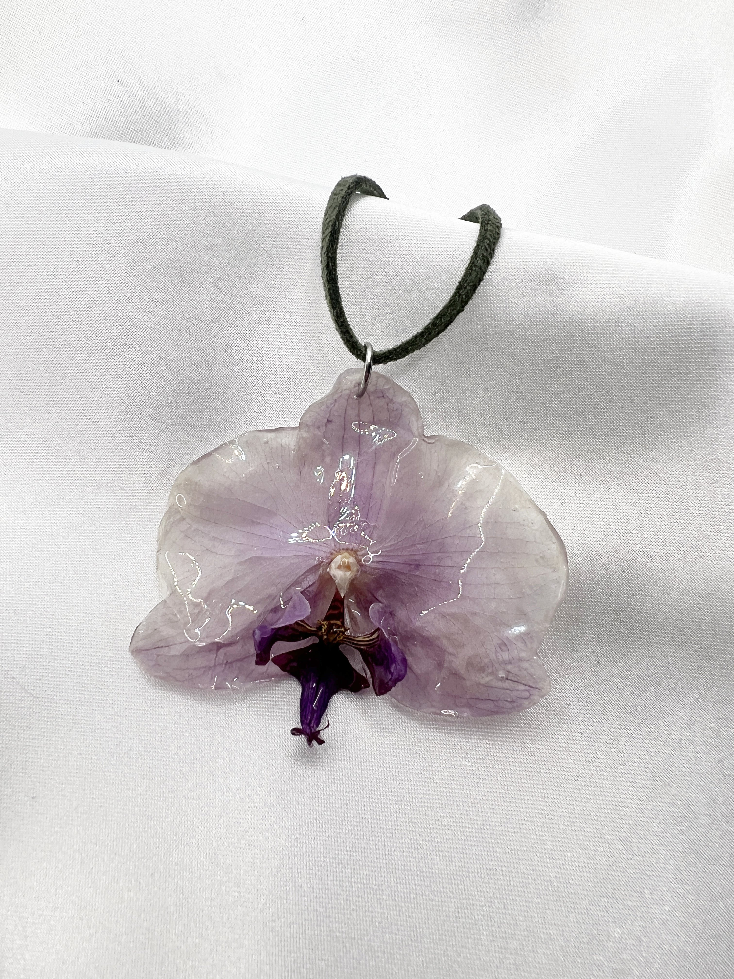 Náhrdelník s fialovou orchidejí