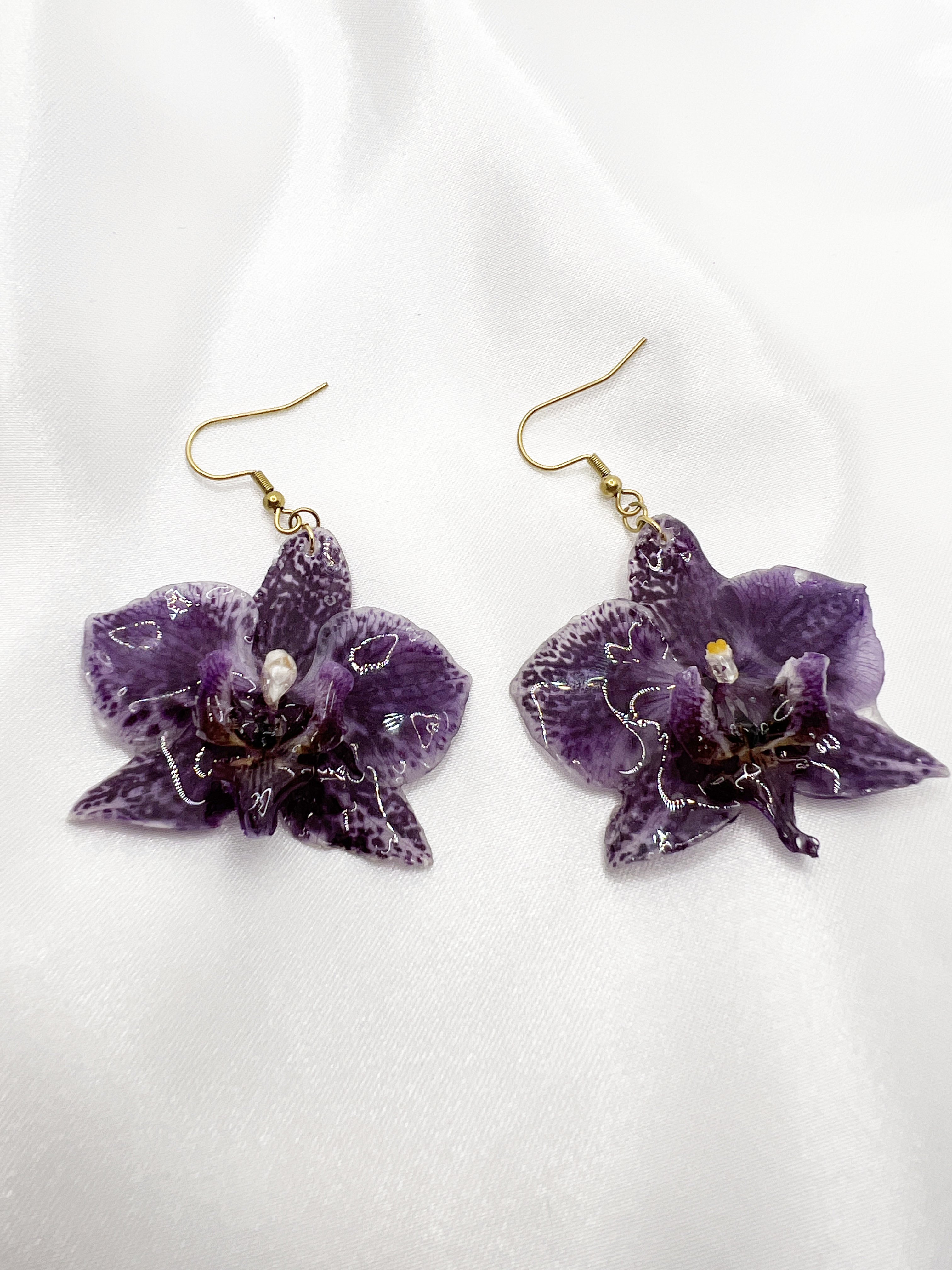 Náušnice s fialovou orchidejí