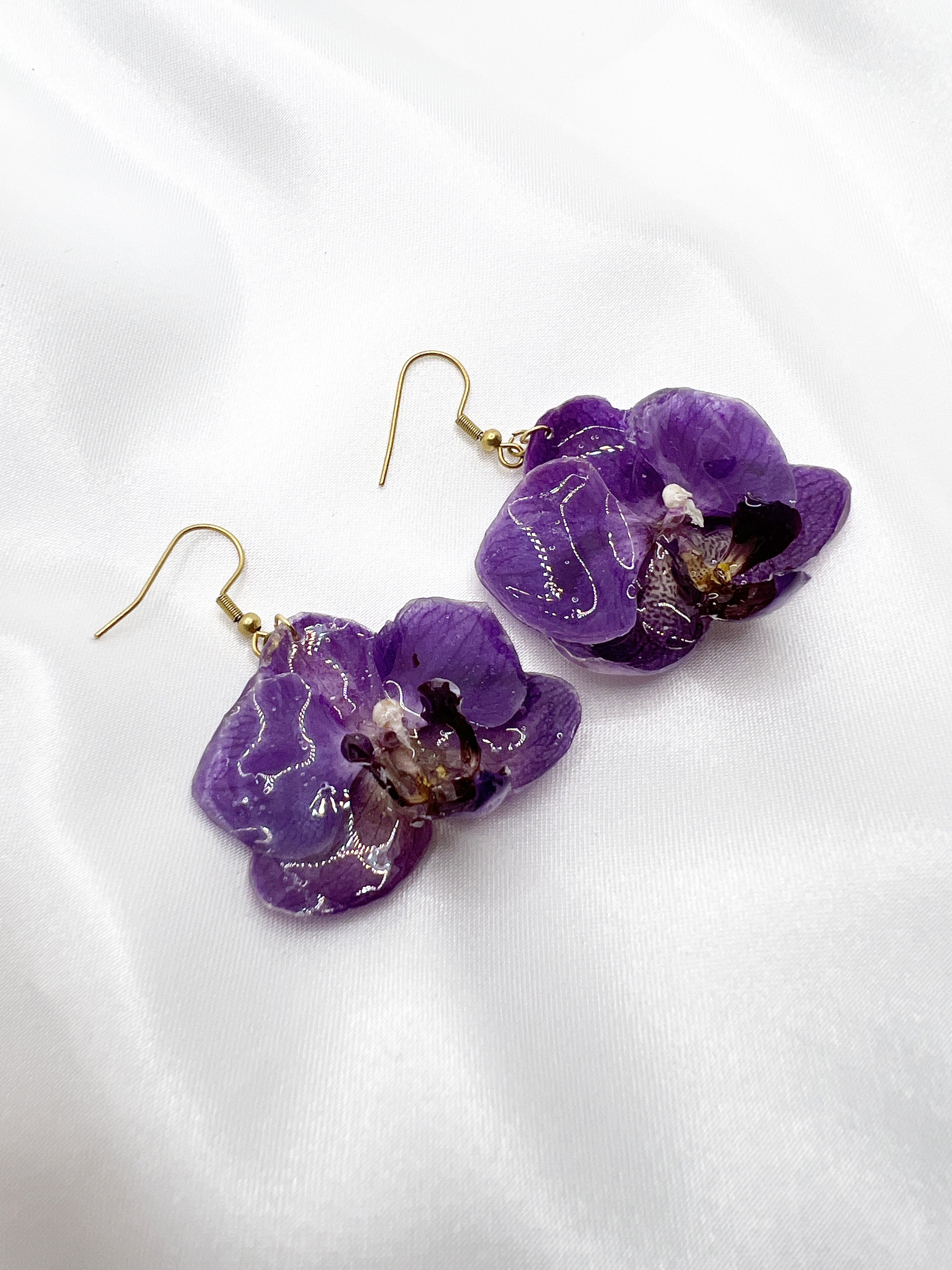 Náušnice s fialovou orchidejí