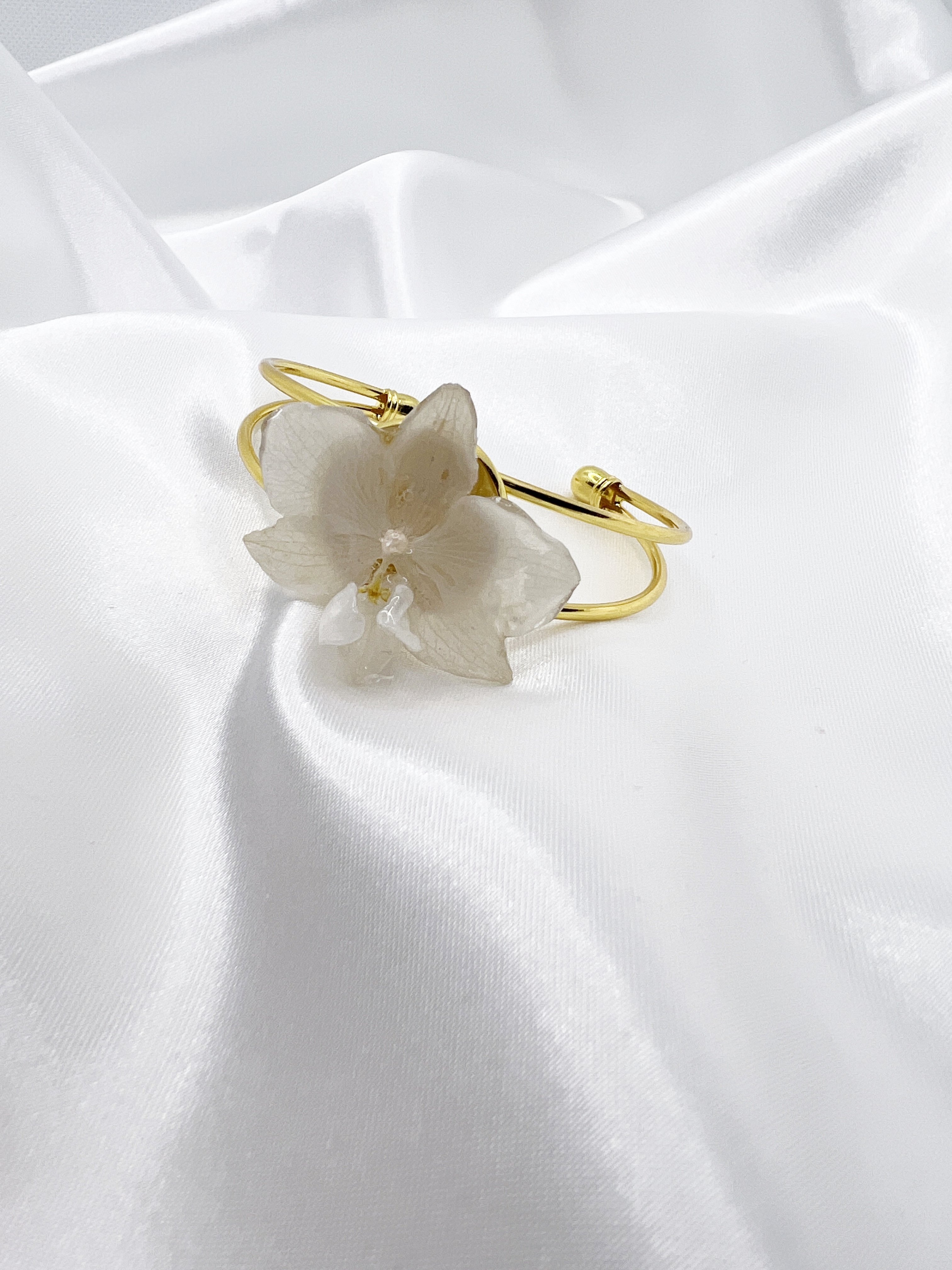 Náramek s bílou orchidejí