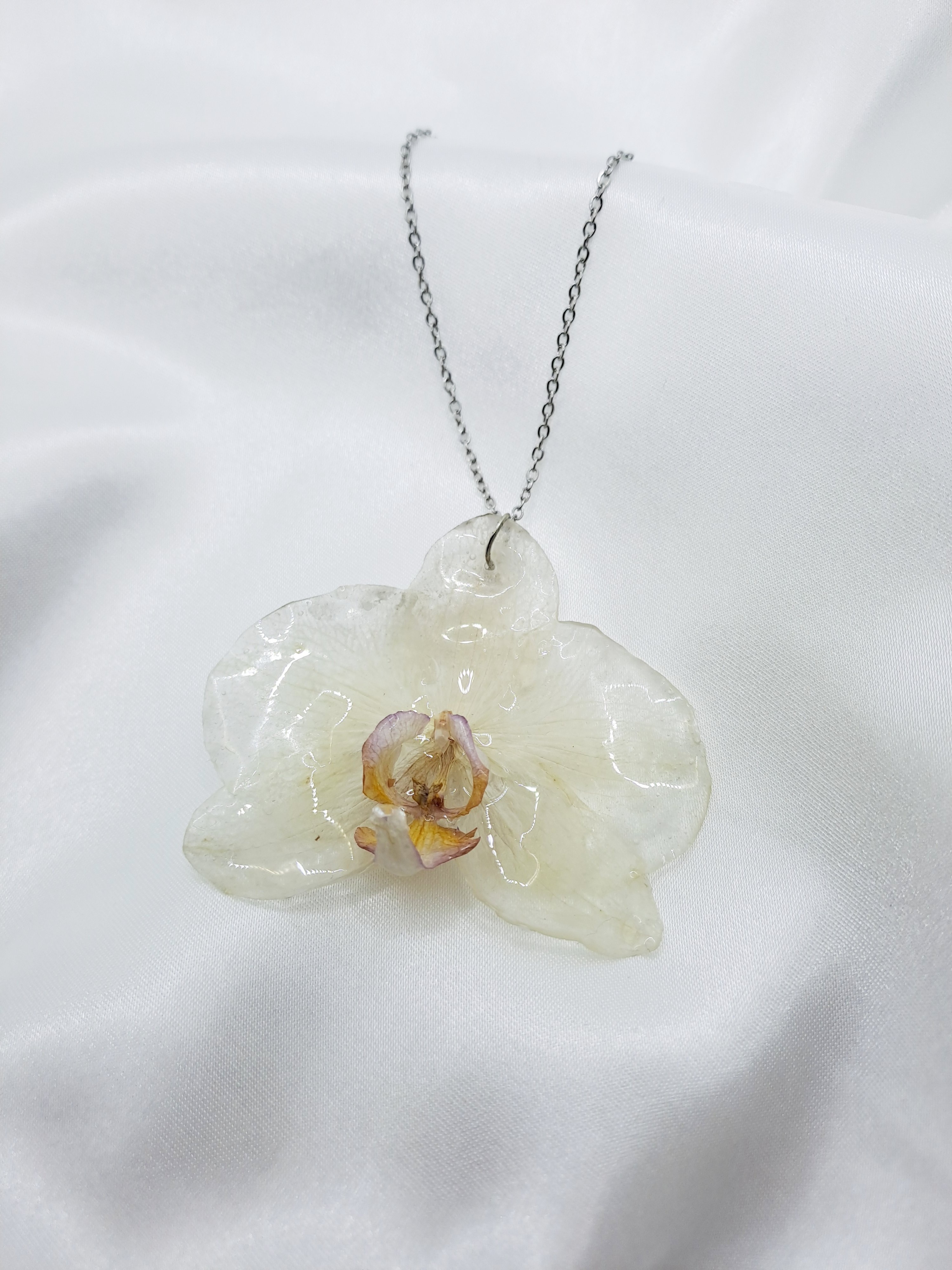 Náhrdelník s průhlednou orchidejí