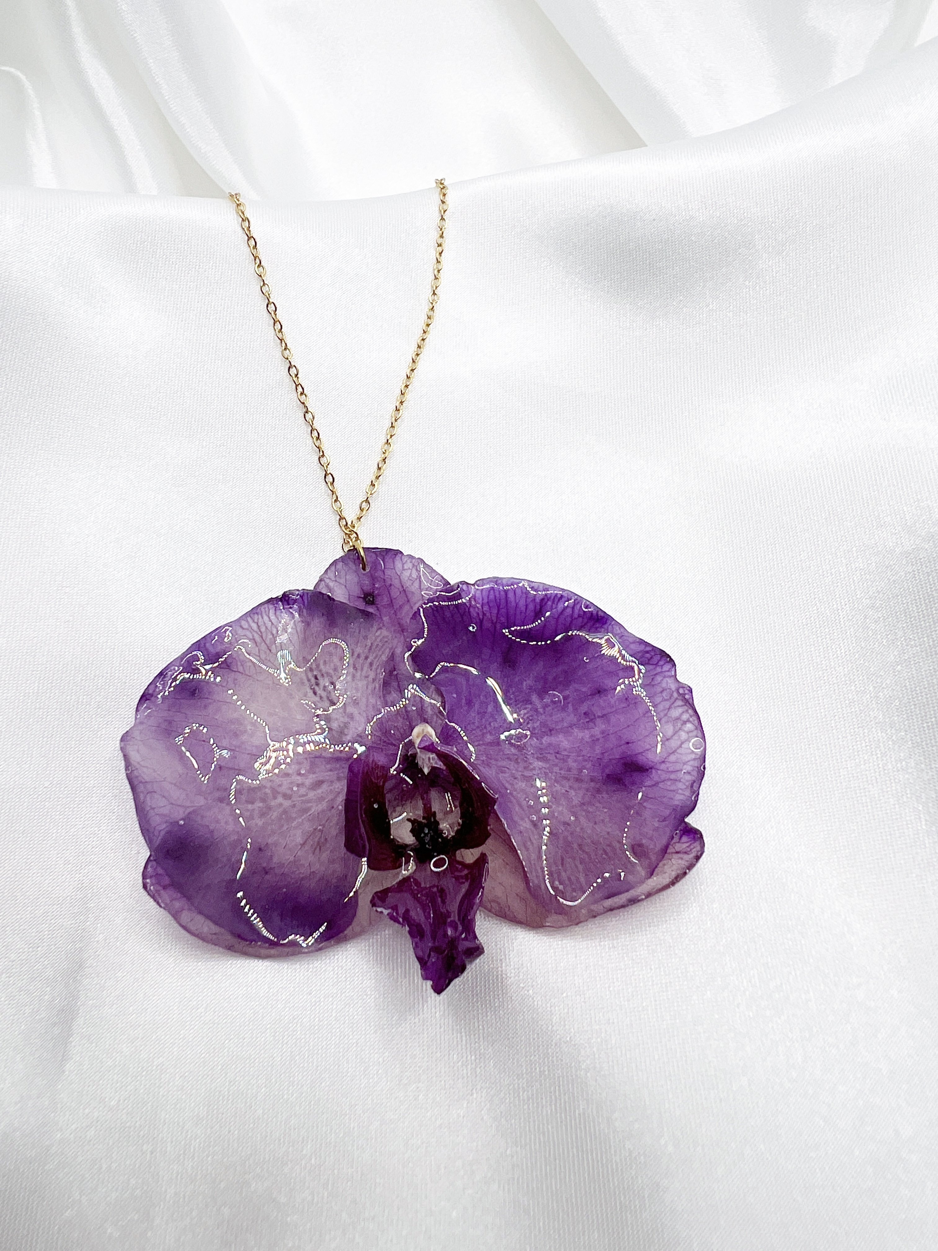 Náhrdelník s fialovou orchidejí