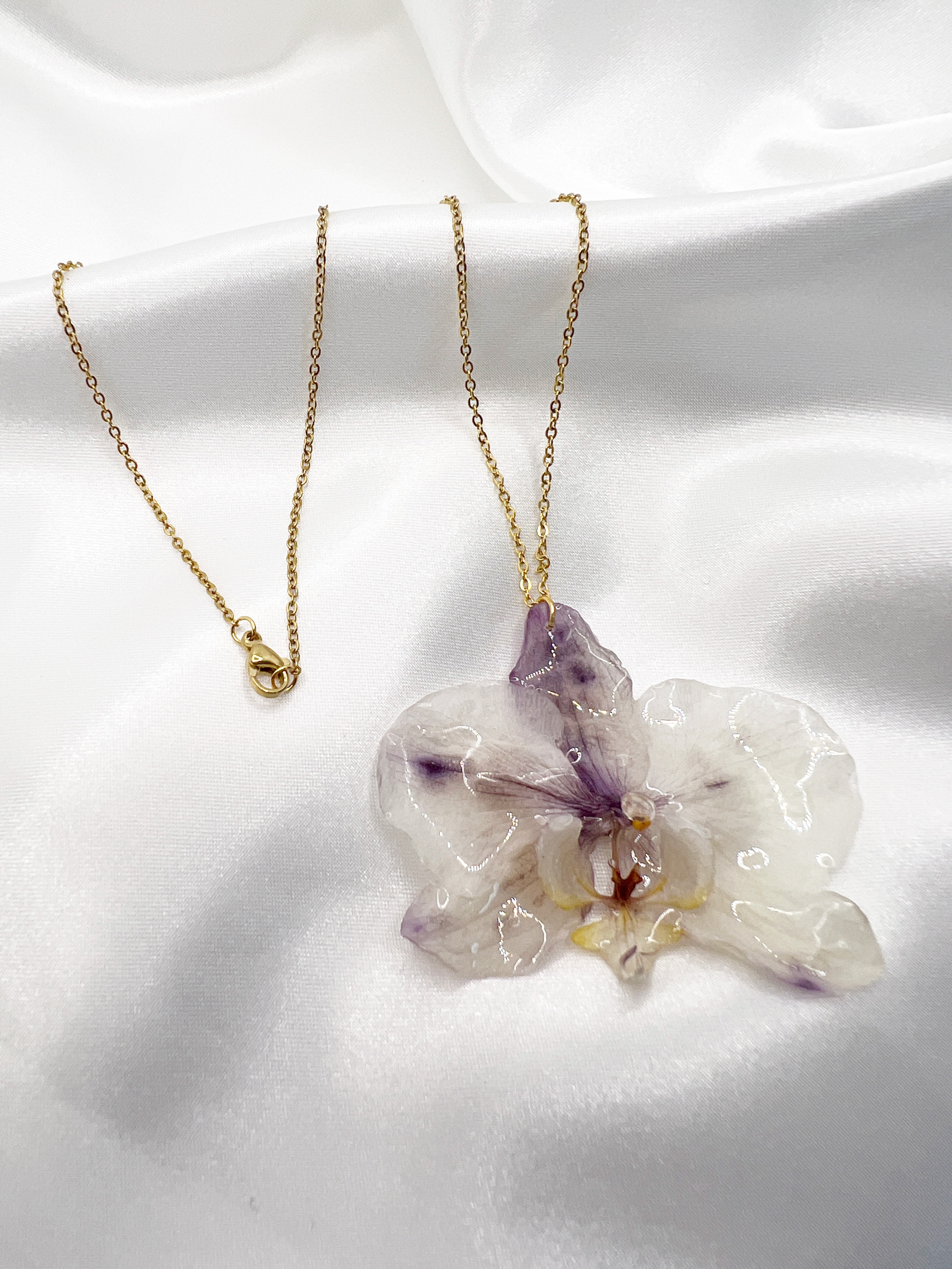 Náhrdelník s flekatou orchidejí