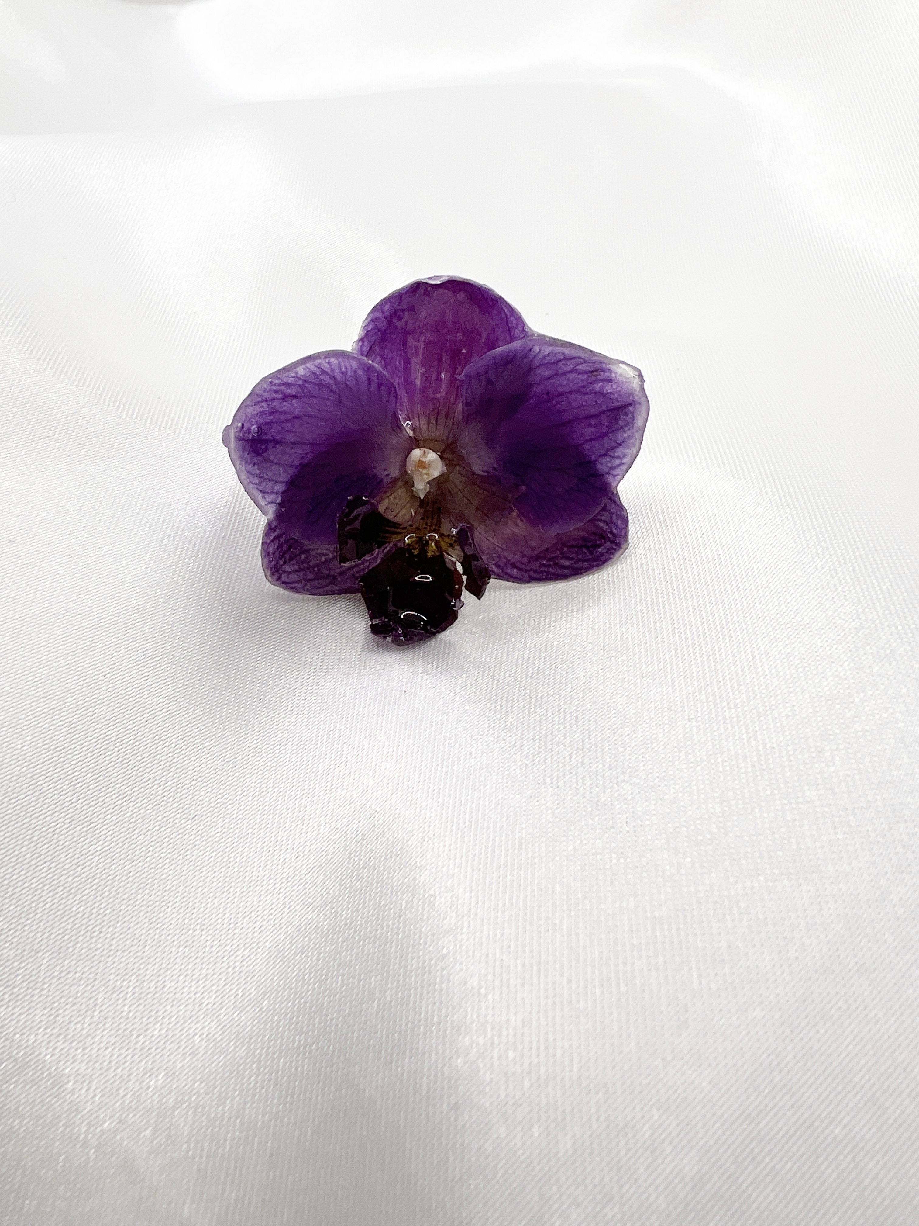 Prsten s fialovou orchidejí