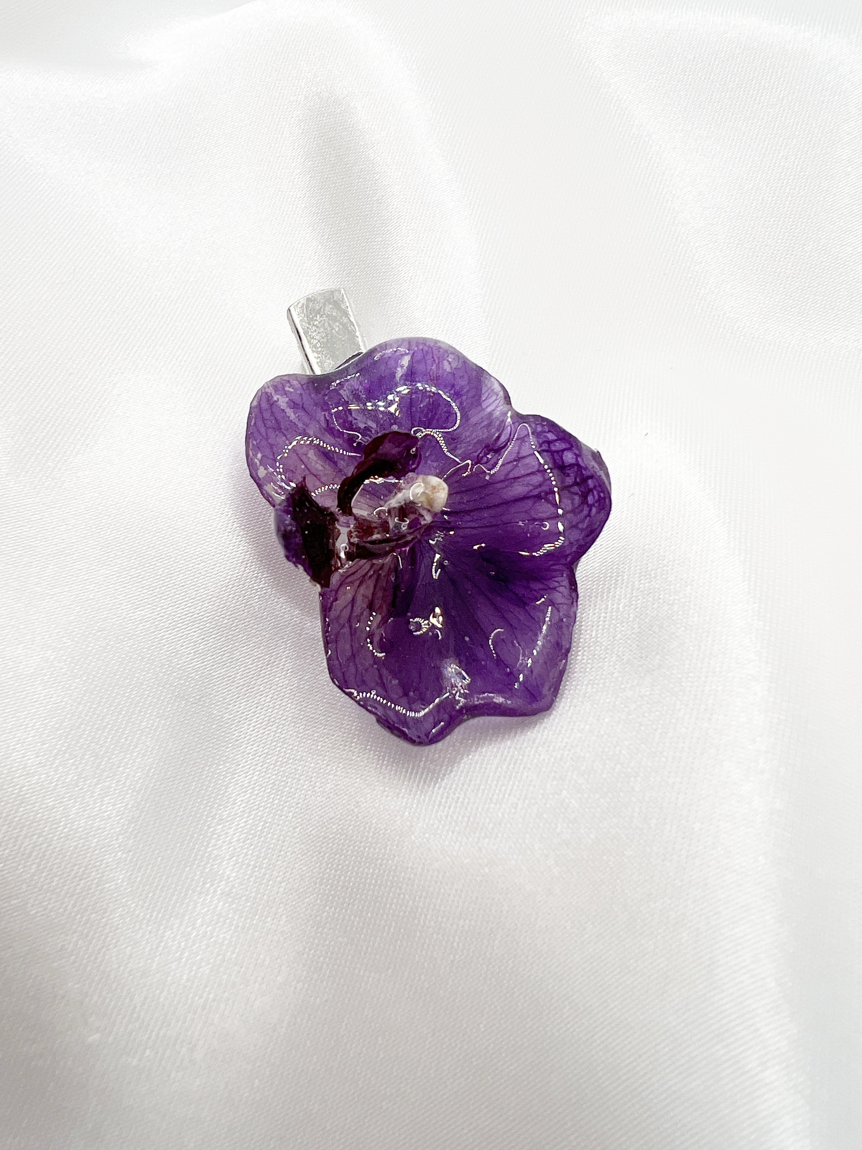 Malá sponka s tmavě fialovou orchidejí