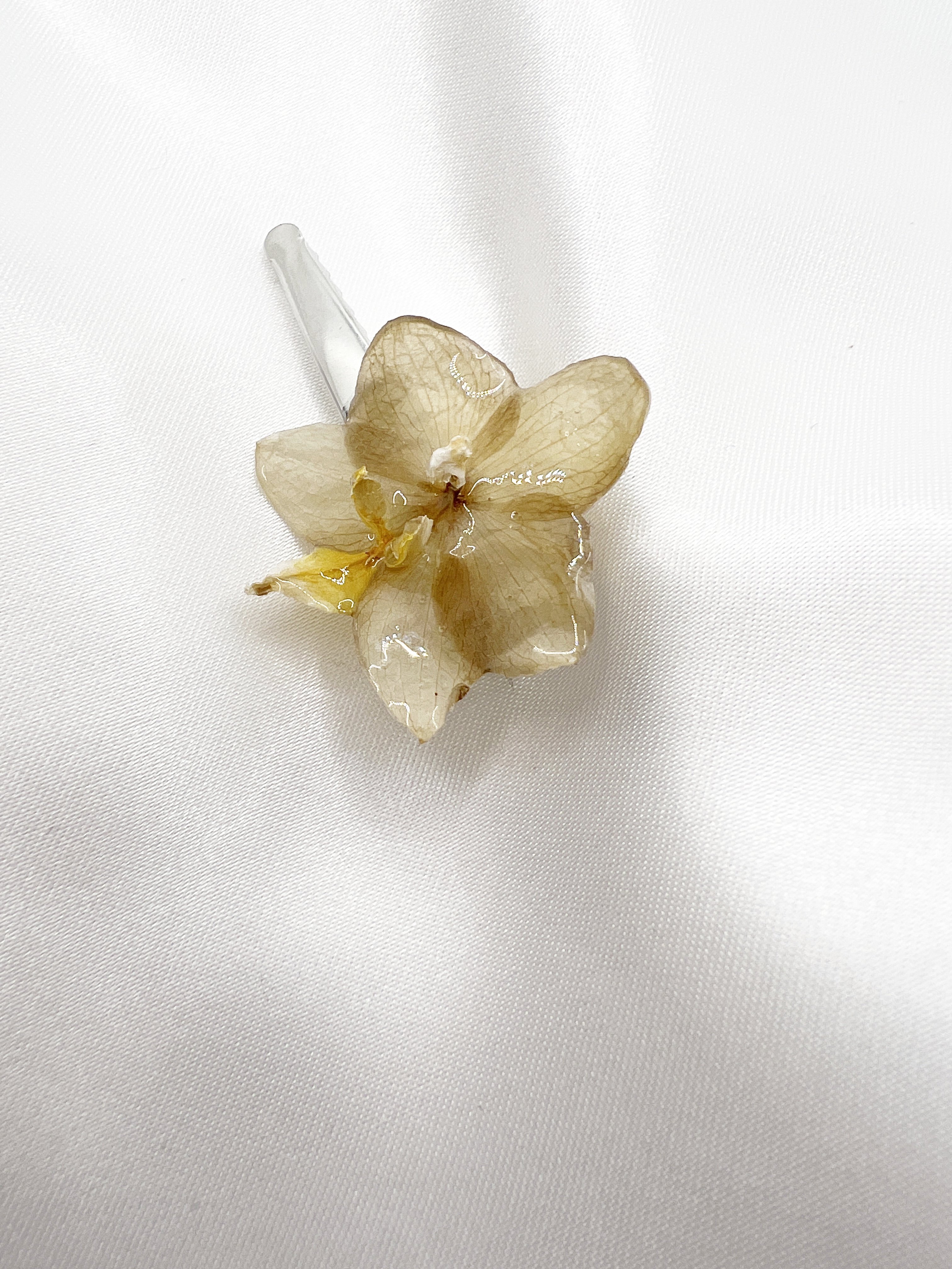 Malá sponka s béžovou orchidejí