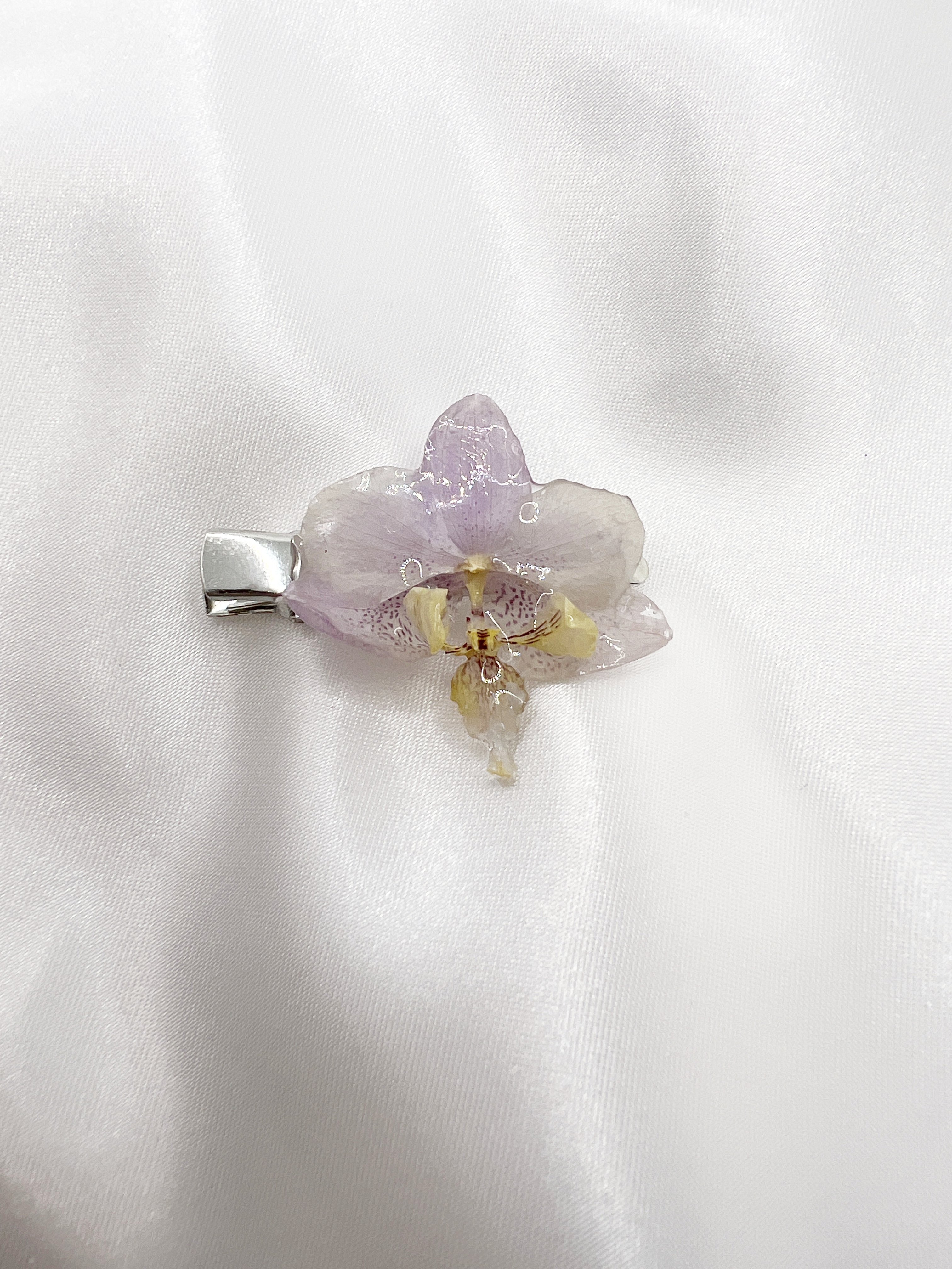 Malá sponka se světle fialovou orchidejí