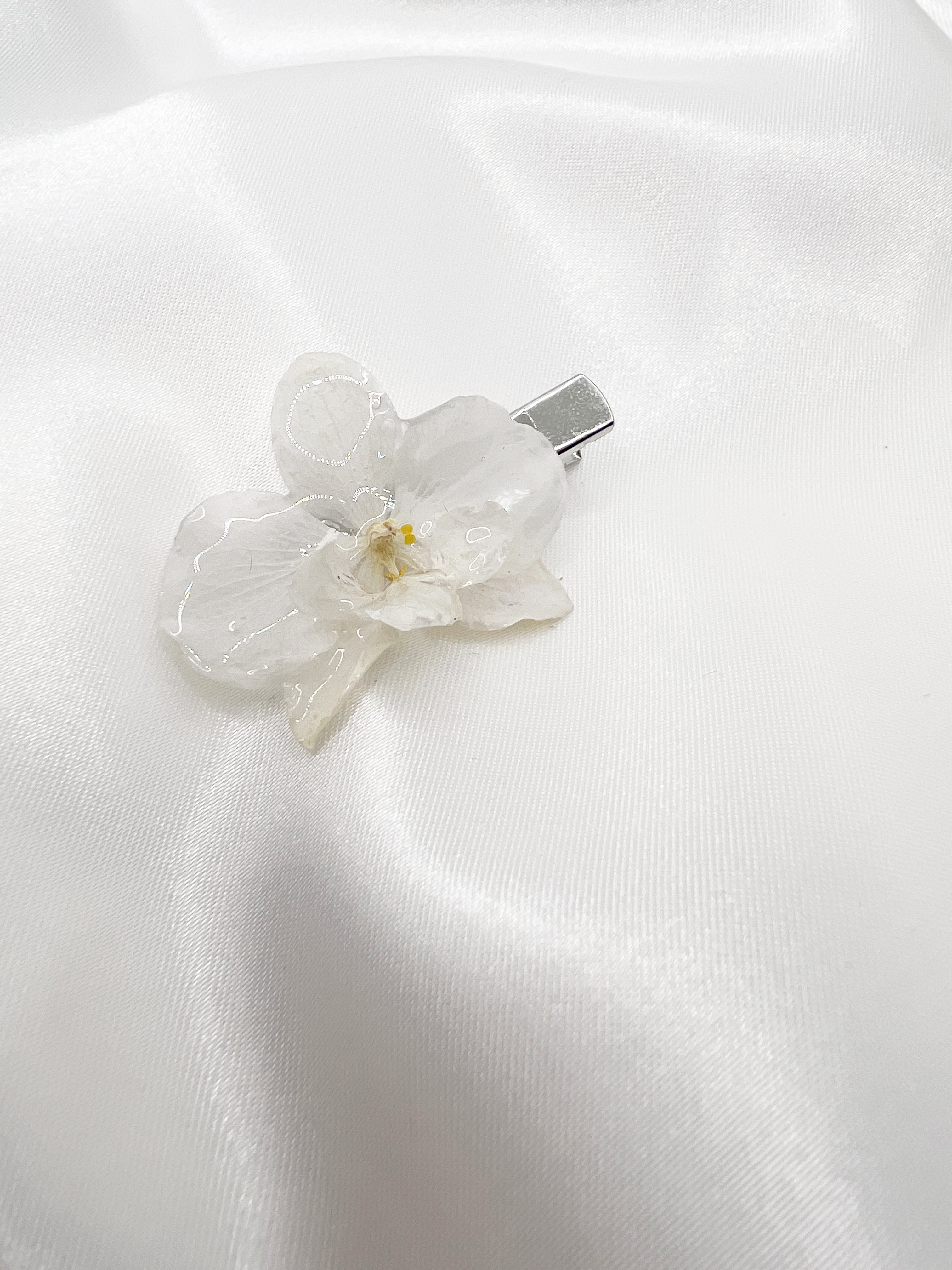 Malá sponka s bílou orchidejí