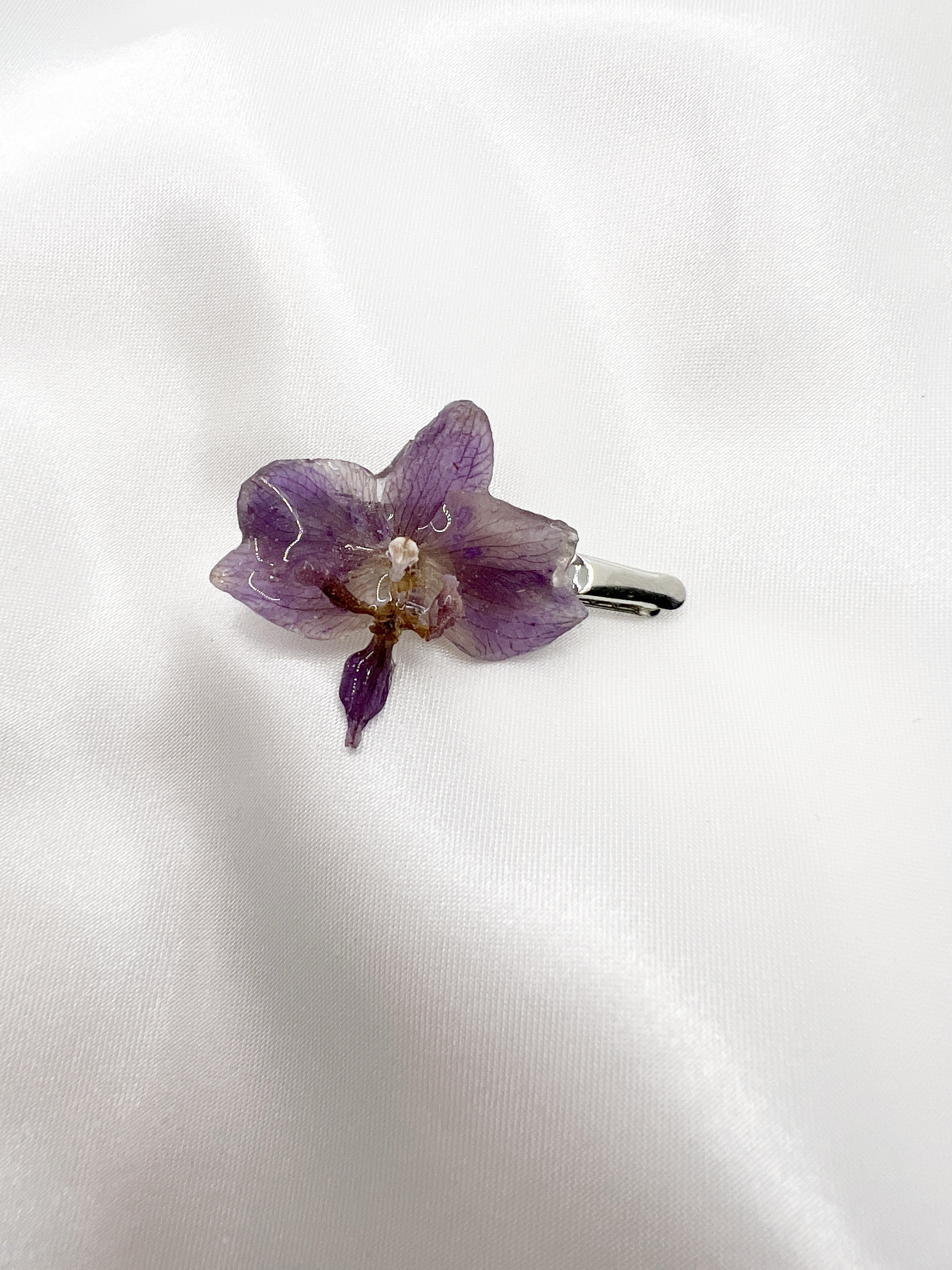 Malá sponka s fialovou orchidejí