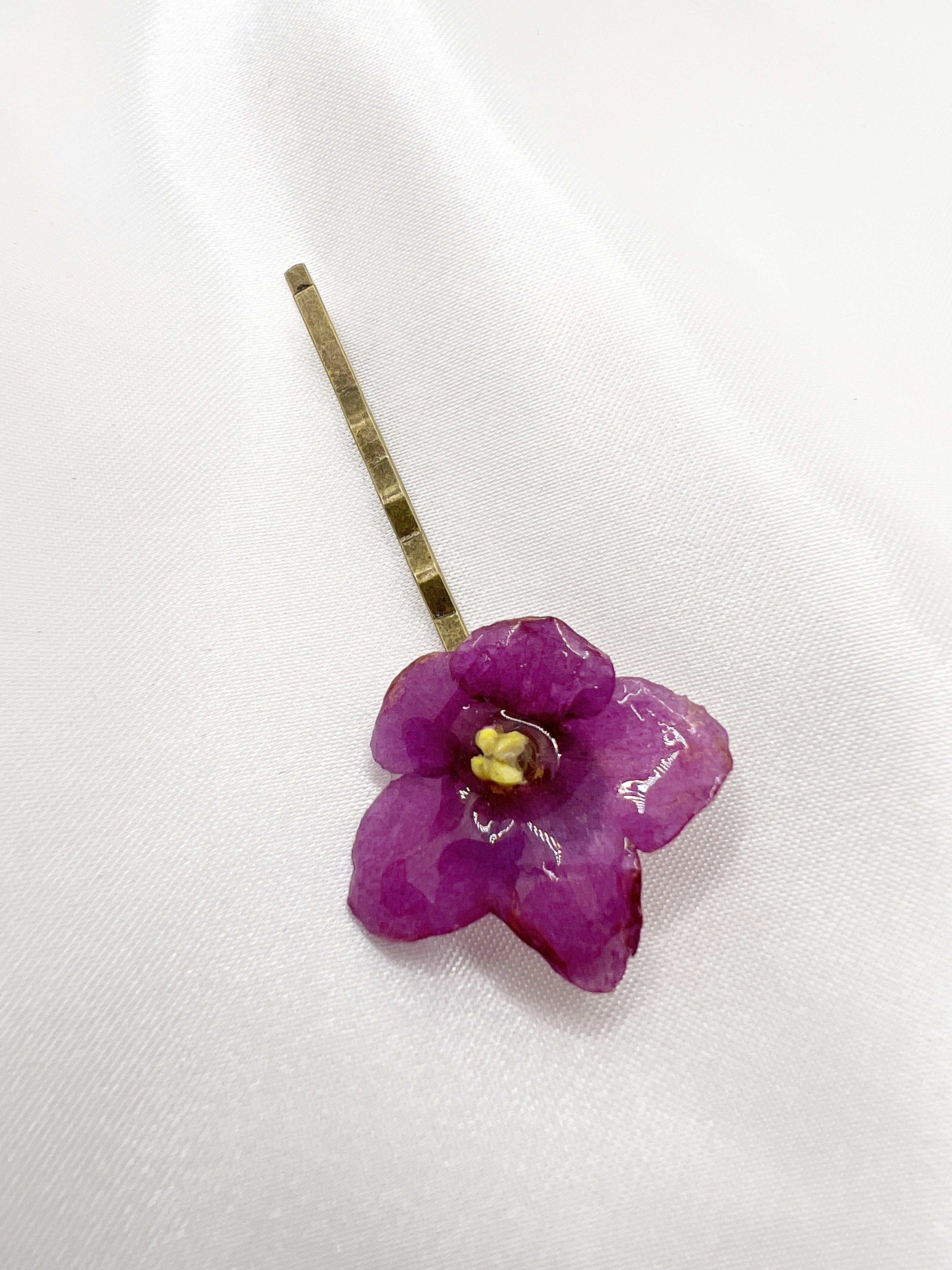 Sponka s růžovou africkou fialkou