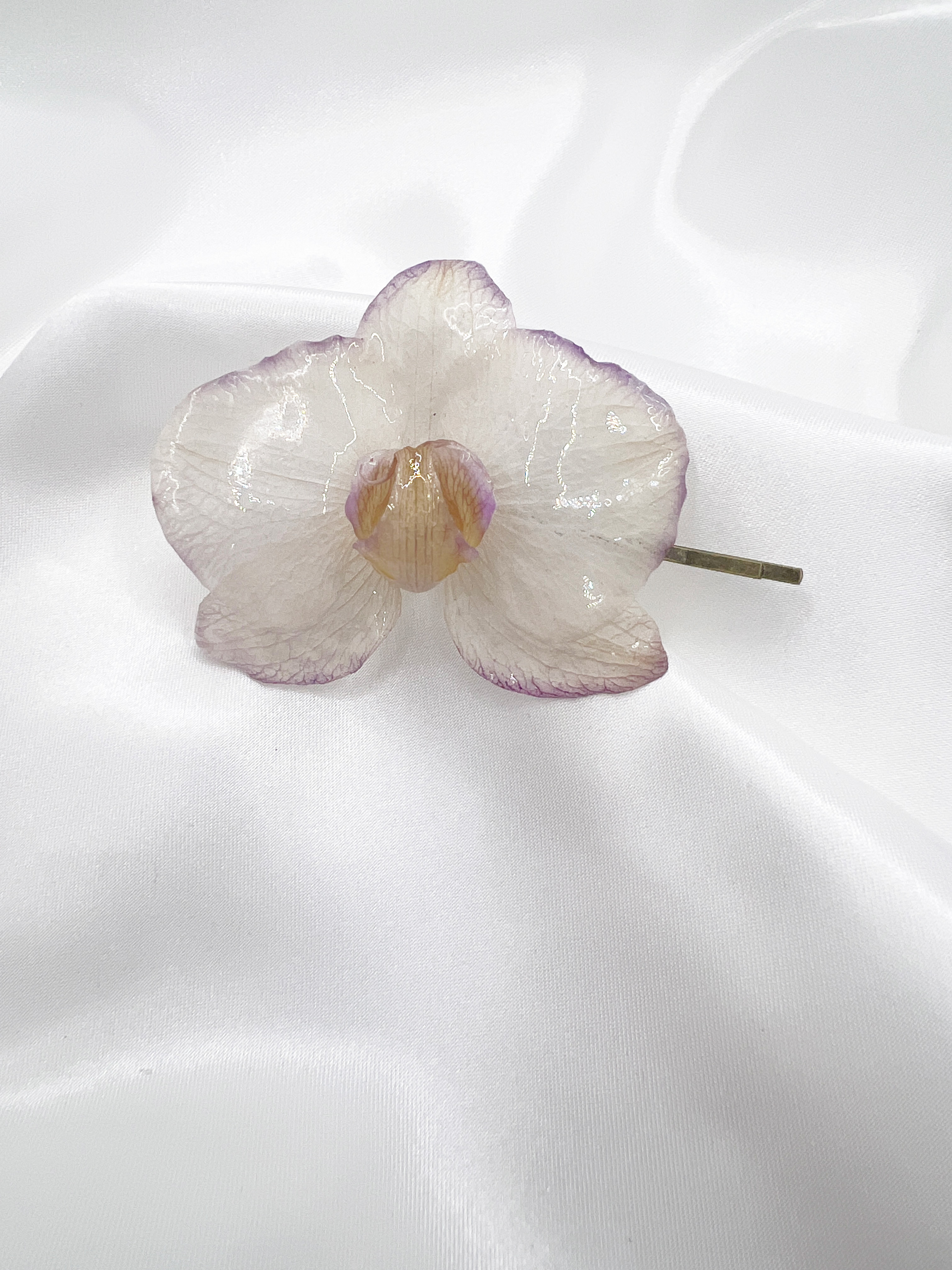 Sponka s bílou orchidejí