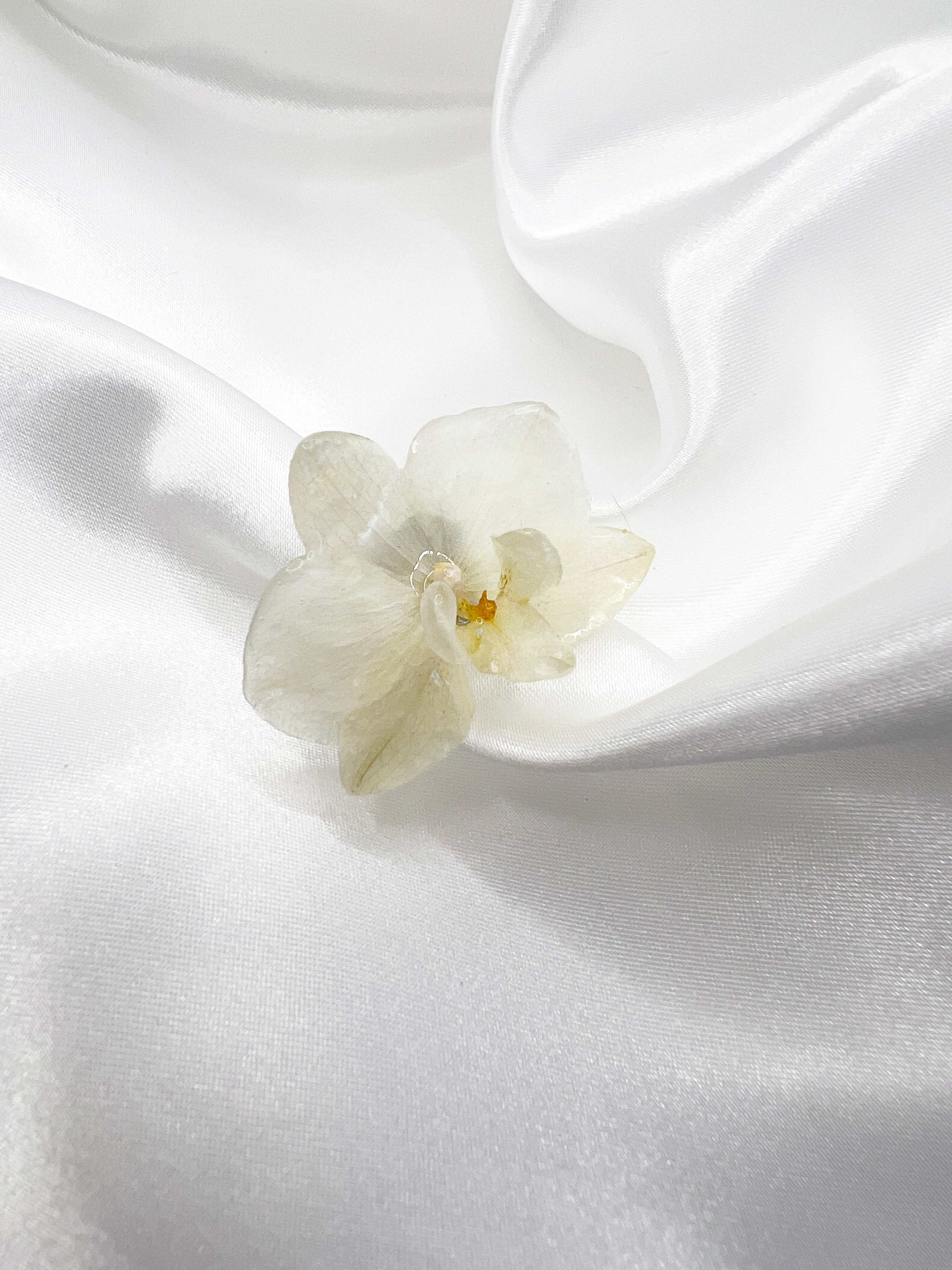 Prsten s bílou orchidejí