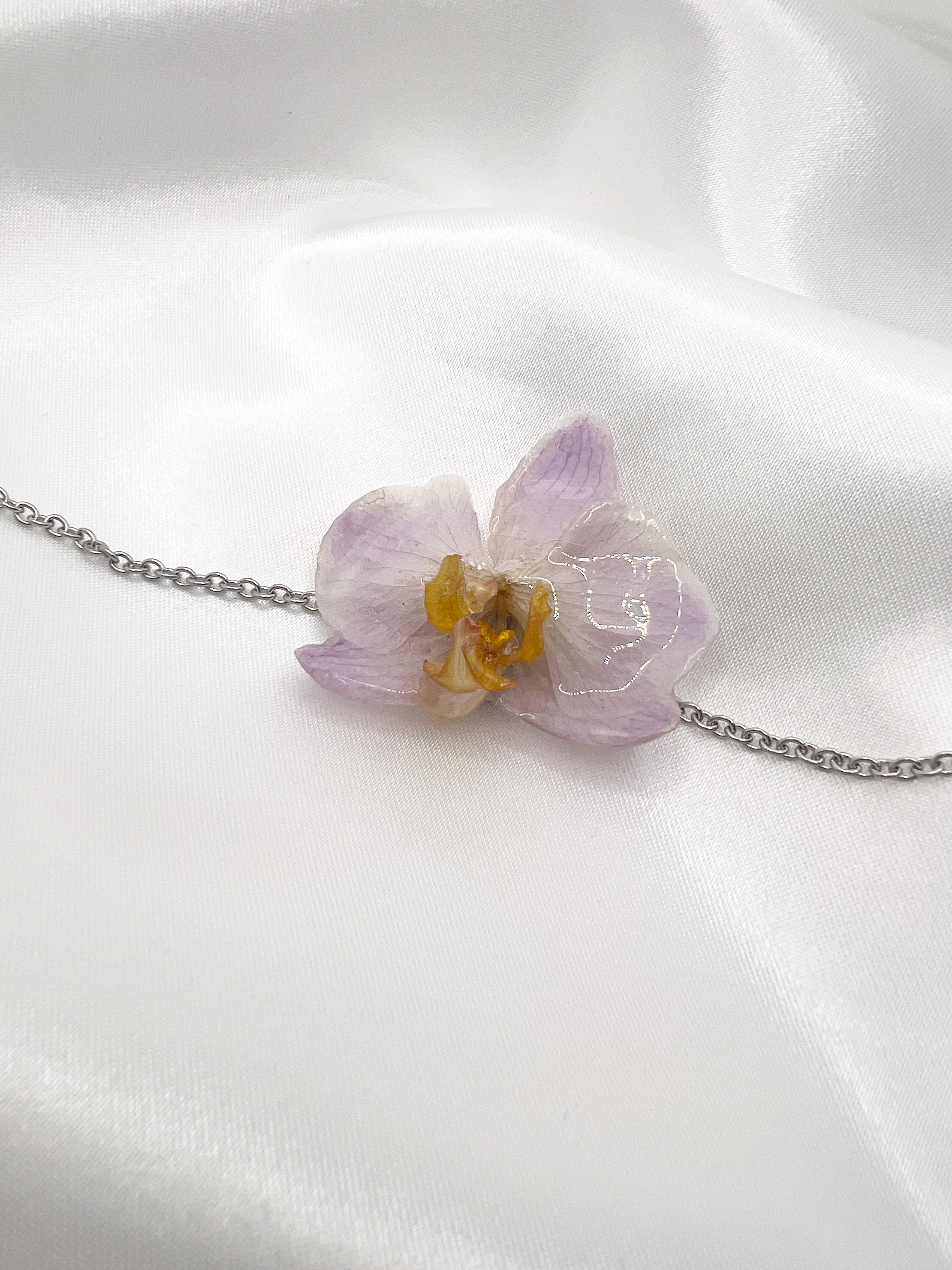 Náramek s fialovou orchidejí